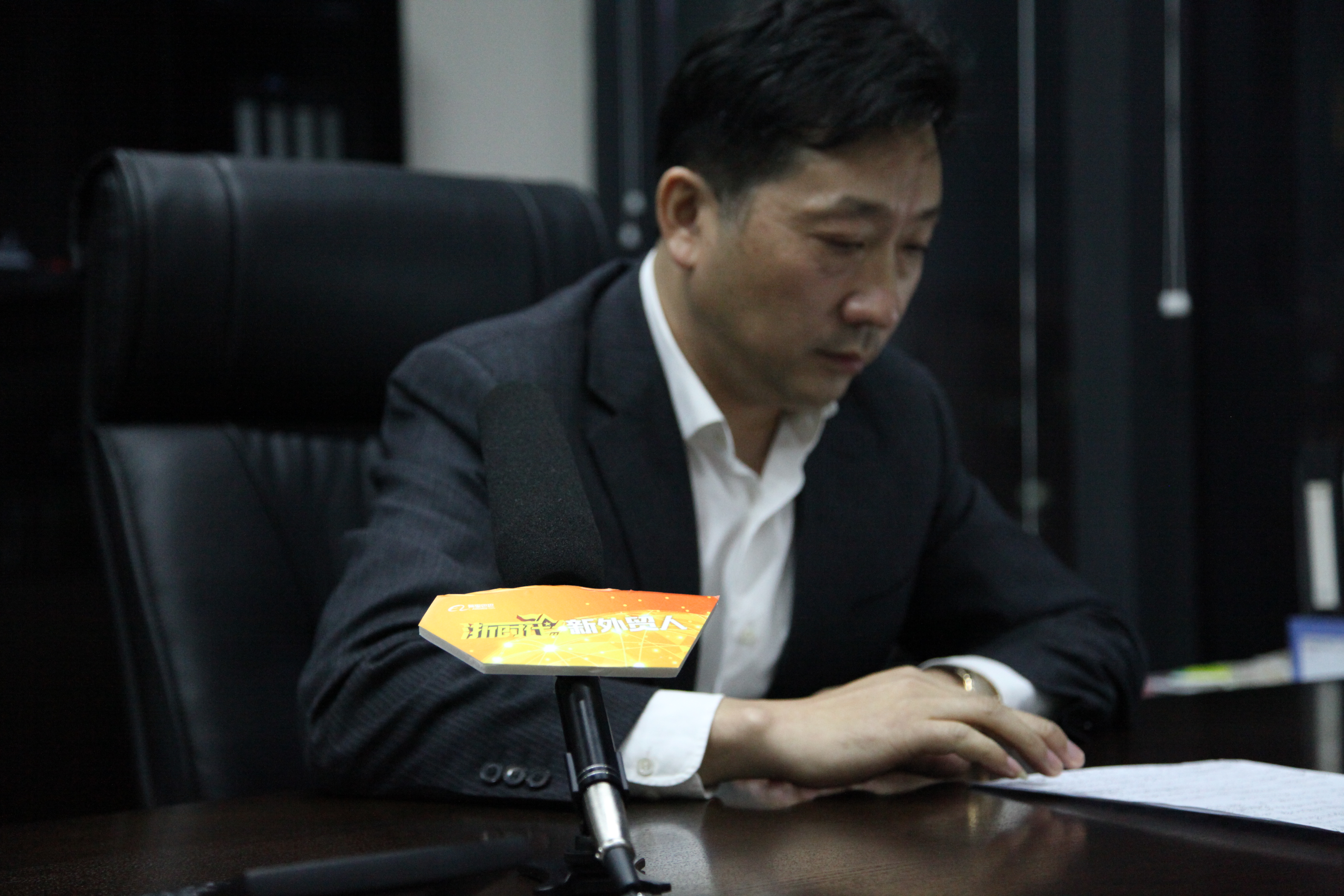 Sr. Rutang Zhang Represents para el nuevo comerciante no nativo